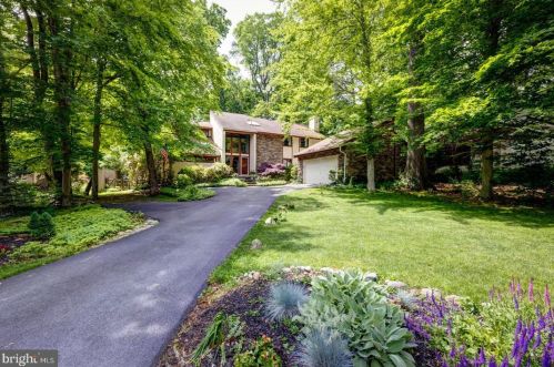 222 Pheasant Run Dr, Paoli, PA 19301-2050