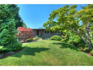 8423 Island Dr, Seattle, WA 98118-4731