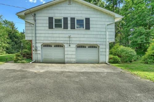 12 Caroll Dr, Airmont, NY 10901-3002
