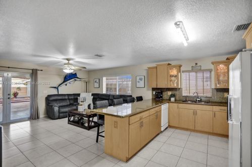 7215 15th Ave, Hialeah FL  33014-3805 exterior