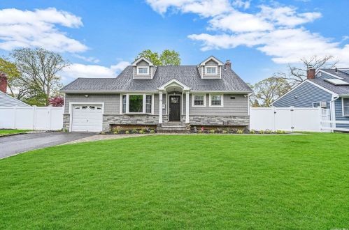 28 Chester St, Elwood, NY 11731-3000