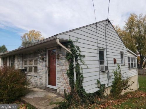 227 Market St, Mount Joy, PA 17552-3109