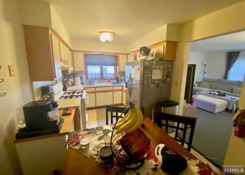 208 Falmouth Ave, Elmwood Park NJ  07407-2313 exterior