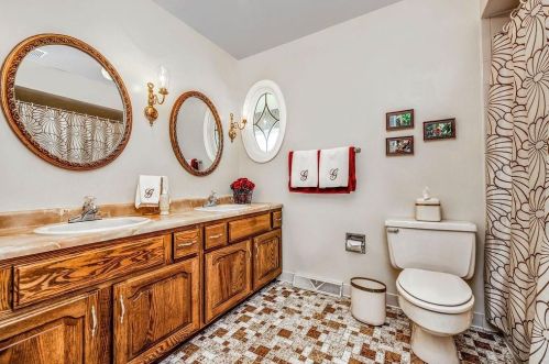 2002 Beechcroft Ct, Cincinnati OH 45233-1713 exterior