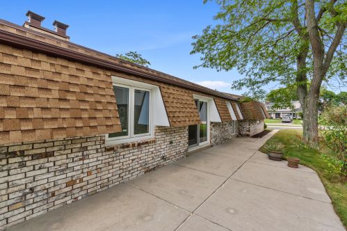 2414 Lagoon Ct, Thiensville WI  53092-5549 exterior