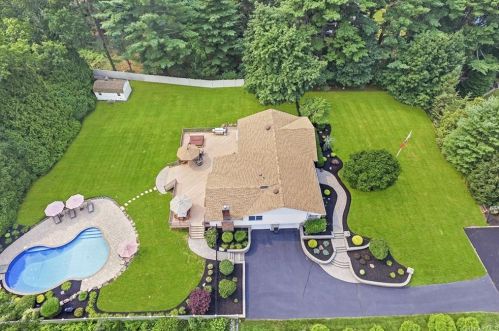 607 Knollwood Ct, Valley Cottage, NY 10989-1601