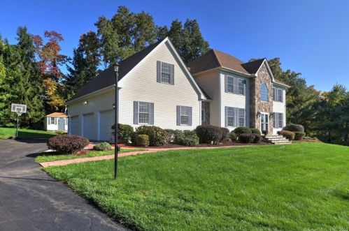 2 Dogwood Ln, Wallingford CT 06492-1953 exterior