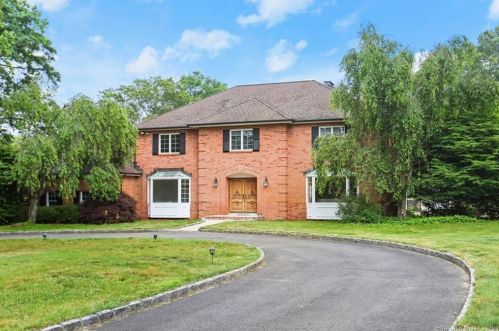 223 Jonathan Dr, Stamford CT  06903-1510 exterior