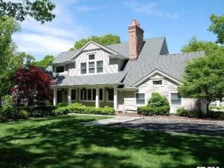 1 Laurel Ln, Strongs Neck, NY 11733-1615