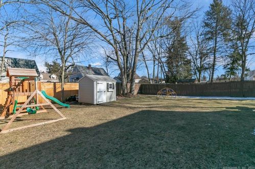129 Standish Ave, North Haven, CT 06473-2635
