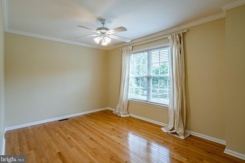 1042 Charter Oaks Dr, Lansdale PA exterior