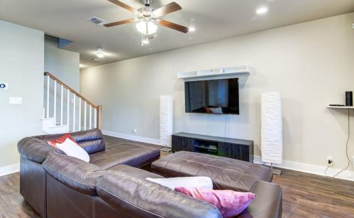 7508 Easy Wind Dr, Austin TX  78757-7842 exterior