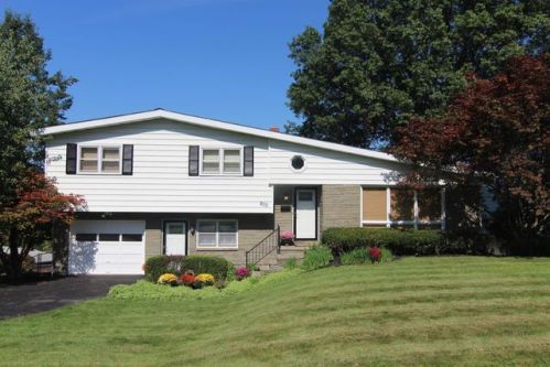 805 Sequoia Ln, Vestal, NY 13850-2537