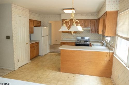 66 Redwood Ter, Flemington, NJ 08822-3024