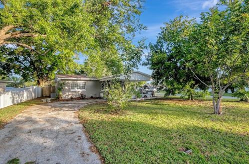 9780 Park Lake Dr, Pinellas Park FL  33782-3563 exterior