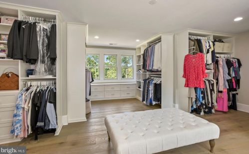 1044 Manning St, Great Falls VA  22066-1922 exterior