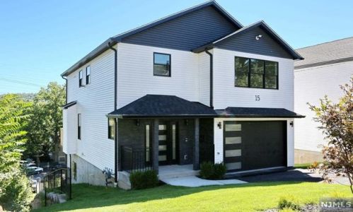 15 Mountain Ave, Mahwah, NJ 07430-1217