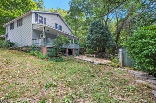 142 Maple Rd, West Milford Lakes, NJ 07480-2704