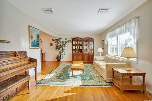 5 Enfield Ln, San Remo NY  11754-4028 exterior