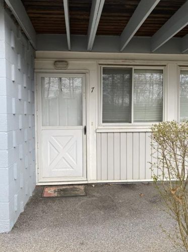 4 Wyndover Woods Ln, White Plains, NY 10603-3144