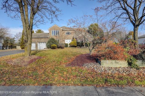 3 Buck Dr, East Freehold, NJ 07728-8001