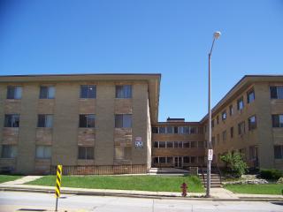 1422 92nd St, Milwaukee WI  53214-4274 exterior