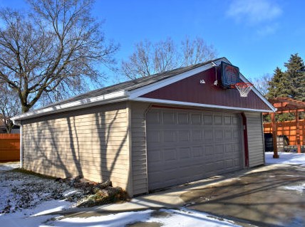 8303 106, Milwaukee WI 53224-2611 exterior