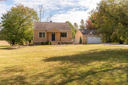 3950 Ivanhoe Rd, Hermitage, PA 16150-9482