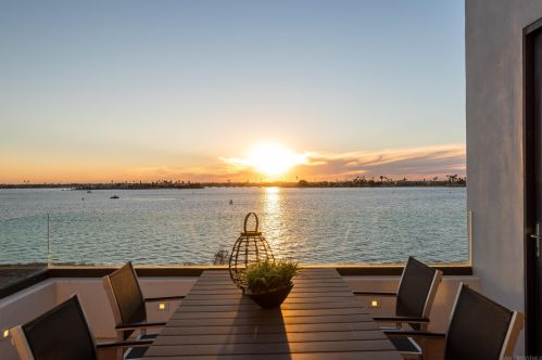 3535 Riviera Dr, San Diego CA 92109-6641 exterior