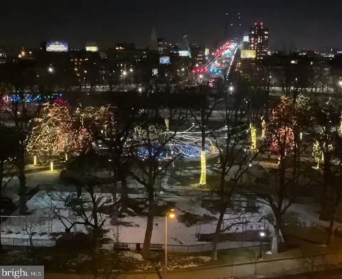 201 8th St, Philadelphia PA 19106-3519 exterior