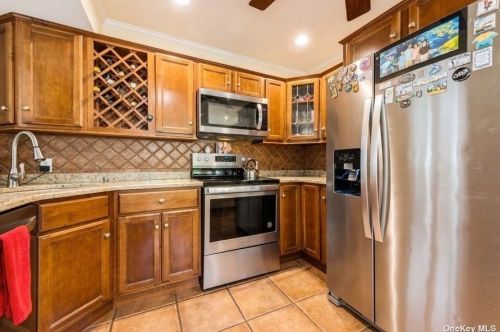 2493 7th Ave, Hempstead NY  11554-3325 exterior