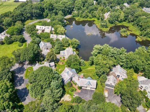 28 Jackson Pond Rd, Dedham MA 02026-5524 exterior