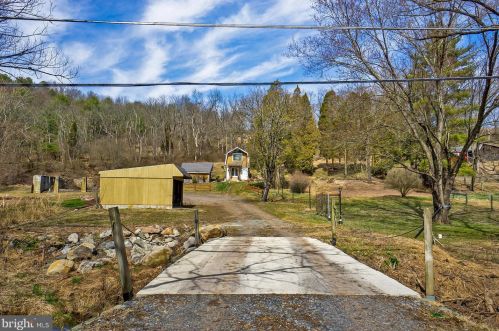 2695 Hemlock Dr, Palmerton PA  18071-9408 exterior