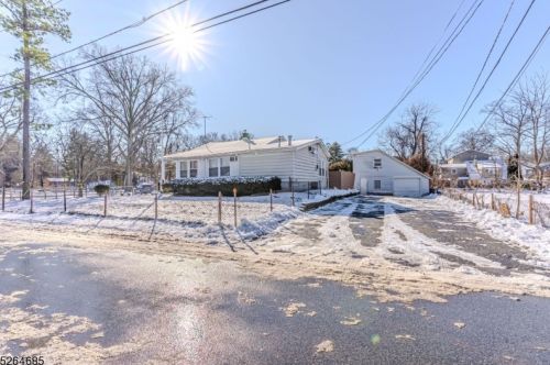 52 Riveredge Rd, Lincoln Park NJ  07035-2443 exterior