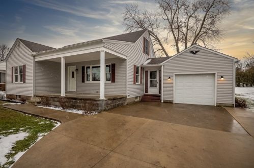 647 3rd St, Hermitage, PA 16150-1601