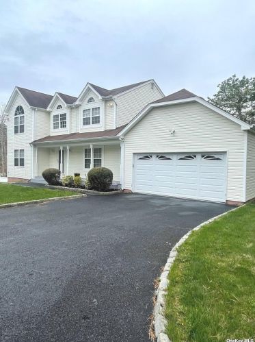 982 Middle Country Rd, Panamoka, NY 11961-2812