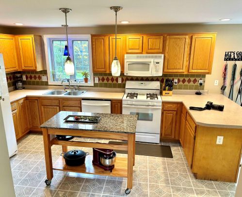 23 Strawberry Ln, Raymond NH  03077-2080 exterior