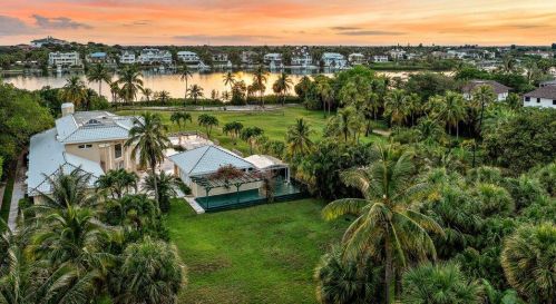 512 Beach Rd, Hobe Sound, FL 33455-2801