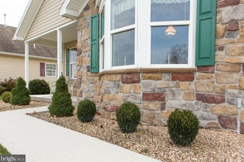 39 Colonial Ct, Lees Cross Roads, PA 17257-9588