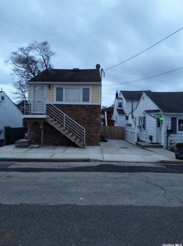 114 Malecon St, East Rockaway, NY 11518-2328