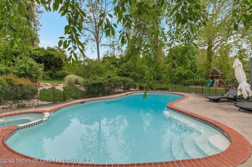 4 Constitution Dr, Leonardo NJ  07737-1808 exterior