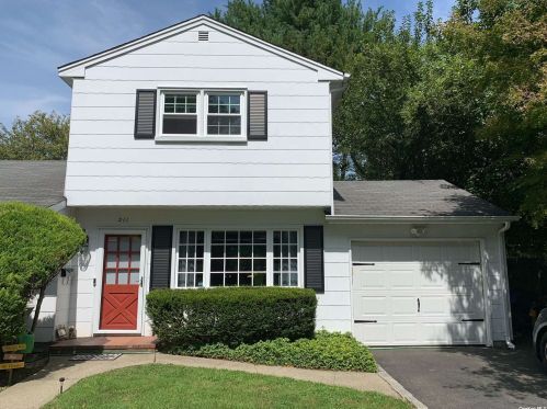 211 Frost Pond Rd, Muttontown, NY 11545-2413