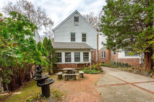 255-06 Pembroke Ave, Great Neck, NY 11020-1016