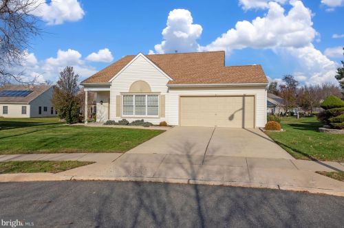 8 Shady Ridge Ct, Columbus, NJ 08022-1130