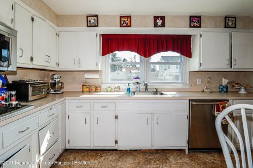 40 Irving Pl, Tinton Falls NJ  07724-1625 exterior