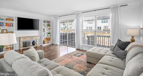 302 Hedgestone Ter, Leesburg VA  20176-4842 exterior