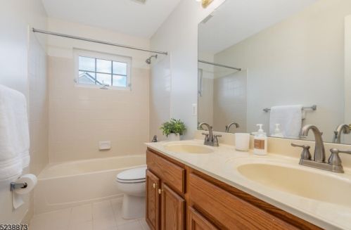 10 Providence Dr, Flemington NJ  08822-3447 exterior