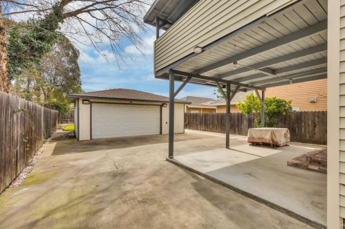 9020 Grove St, Elk Grove CA  95624-2318 exterior