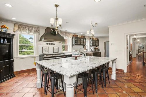 124 Old Battery Rd, Bridgeport CT  06605-3616 exterior