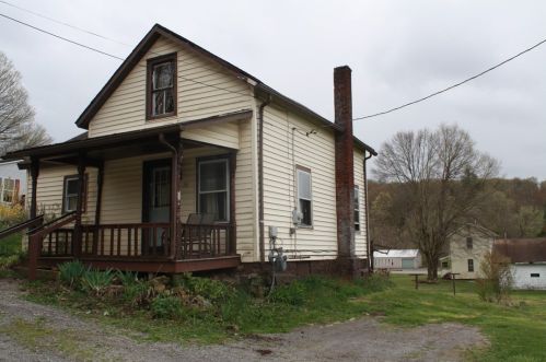 70 Lacock St, Sandy Lake, PA 16145-3626